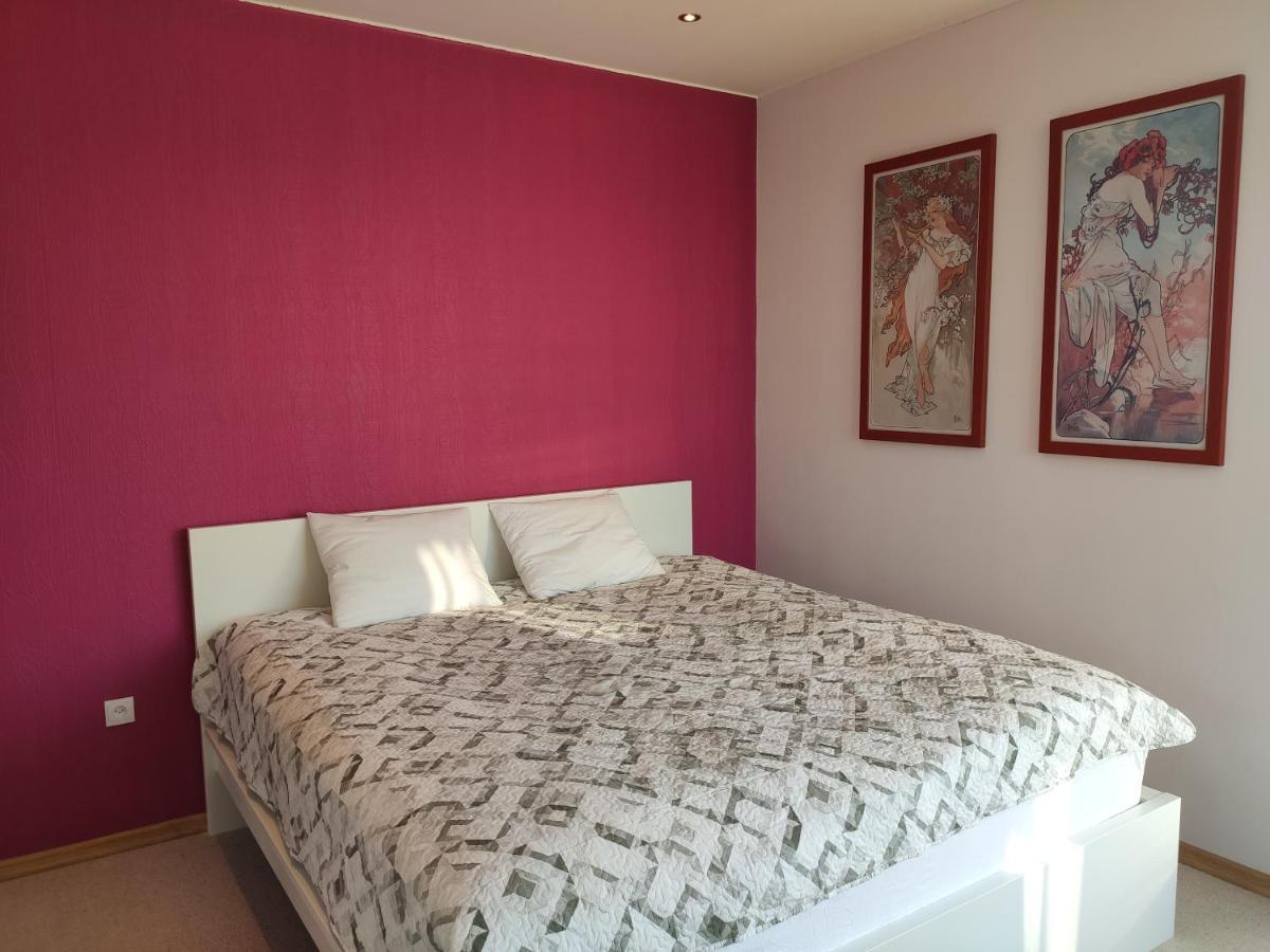 Spacious & Cozy Apartment With Forest View Zapyskis Eksteriør billede